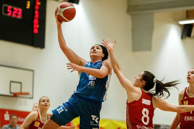 Hannover, Deutschland 13. Februar 2021: 1.BBL - Damen - 2020 2021 - TK Hannover vs. SNP BasCats USC Heidelberg v. li. im Zweikampf Fallyn Dee Freije (Heidelberg) und Tessa Stammberger (Hannover) Sporthalle Birkenstraße Niedersachsen Copyright: xFotostandx xxMattheyx