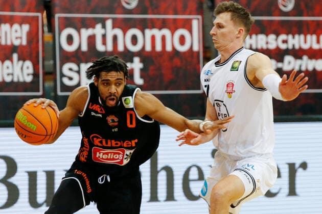 Leverkusen, Deutschland 13. Februar 2021: 2. BBL Pro A - 2020 2021 - Bayer Giants Leverkusen vs. Wiha Panthers Schwenningen v. li. im Zweikampf Courtney Stockard (Wiha Panthers) und Garrit Dressler (Bayer Giants Leverkusen) Ostermann-Arena Nordrhein Westfalen Copyright: xFotostandx xvanxderxVeldenx