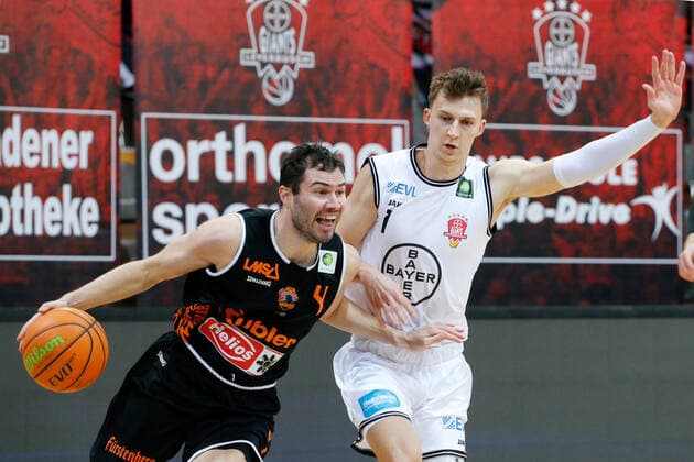 Leverkusen, Deutschland 13. Februar 2021: 2. BBL Pro A - 2020 2021 - Bayer Giants Leverkusen vs. Wiha Panthers Schwenningen v. li. im Zweikampf Ivan Mikulic (Wiha Panthers) und Garrit Dressler (Bayer Giants Leverkusen) Ostermann-Arena Nordrhein Westfalen Copyright: xFotostandx xvanxderxVeldenx
