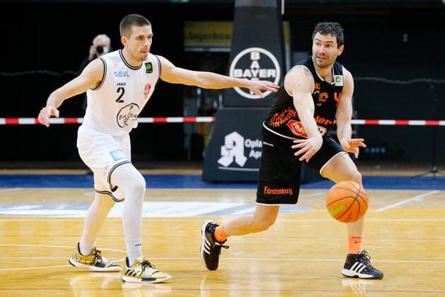 Leverkusen, Deutschland 13. Februar 2021: 2. BBL Pro A - 2020 2021 - Bayer Giants Leverkusen vs. Wiha Panthers Schwenningen v. li. im Zweikampf Wyatt Lohaus (Bayer Giants Leverkusen) und Ivan Mikulic (Wiha Panthers) Ostermann-Arena Nordrhein Westfalen Copyright: xFotostandx xvanxderxVeldenx