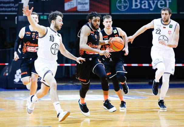 Haris Hujic (Bayer Giants Leverkusen, 10) im Zweikampf mit Courtney Stockard (wiha Panthers Schwenningen, 00) Bayer Giants Leverkusen vs. wiha Panthers Schwenningen, Herren, Basketball, 2. Liga, 21. Spieltag, ProA, 2020 2021, 13.02.2021 Bayer Giants Leverkusen vs. wiha Panthers Schwenningen, Herren, Basketball, 2. Liga, 22.Spieltag, 2020 2021, ProA, 13.02.2021 Leverkusen Copyright: xJulianxMeusel Eibner-Pressefotox EP_JML