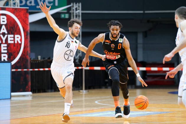 Leverkusen, Deutschland 13. Februar 2021: 2. BBL Pro A - 2020 2021 - Bayer Giants Leverkusen vs. Wiha Panthers Schwenningen v. li. im Zweikampf Haris Hujic (Bayer Giants Leverkusen) und Courtney Stockard (Wiha Panthers) Ostermann-Arena Nordrhein Westfalen Copyright: xFotostandx xvanxderxVeldenx