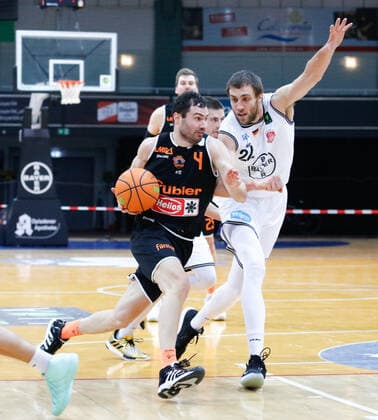 Ivan Mikulic (wiha Panthers Schwenningen, 04) im Zweikampf mit Dennis Heinzmann (Bayer Giants Leverkusen, 22) Bayer Giants Leverkusen vs. wiha Panthers Schwenningen, Herren, Basketball, 2. Liga, 21. Spieltag, ProA, 2020 2021, 13.02.2021 Bayer Giants Leverkusen vs. wiha Panthers Schwenningen, Herren, Basketball, 2. Liga, 22.Spieltag, 2020 2021, ProA, 13.02.2021 Leverkusen Copyright: xJulianxMeusel Eibner-Pressefotox EP_JML