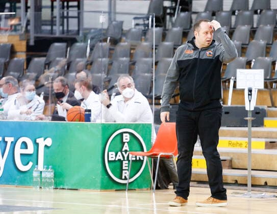 Alen Velcic (wiha Panthers Schwenningen, Cheftrainer) war nach der Spielerpass-Unterbrechung verärgert. Bayer Giants Leverkusen vs. wiha Panthers Schwenningen, Herren, Basketball, 2. Liga, 21. Spieltag, ProA, 2020 2021, 13.02.2021 Bayer Giants Leverkusen vs. wiha Panthers Schwenningen, Herren, Basketball, 2. Liga, 22.Spieltag, 2020 2021, ProA, 13.02.2021 Leverkusen Copyright: xJulianxMeusel Eibner-Pressefotox EP_JML