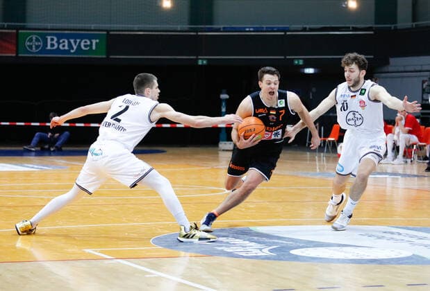 Grant Teichmann (wiha Panthers Schwenningen, 07) im Zweikampf mit Haris Hujic (Bayer Giants Leverkusen, 10) und Wyatt Lohaus (Bayer Giants Leverkusen, 02) Bayer Giants Leverkusen vs. wiha Panthers Schwenningen, Herren, Basketball, 2. Liga, 21. Spieltag, ProA, 2020 2021, 13.02.2021 Bayer Giants Leverkusen vs. wiha Panthers Schwenningen, Herren, Basketball, 2. Liga, 22.Spieltag, 2020 2021, ProA, 13.02.2021 Leverkusen Copyright: xJulianxMeusel Eibner-Pressefotox EP_JML