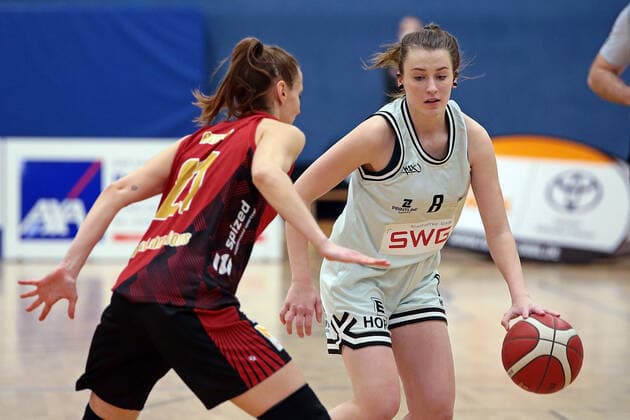 13.02.2021, xovx, Basketball Damen, DBBL, 2. Bundesliga Nord, Bender Baskets Grünberg - RheinLand Lions v.l. Eva Rupnik (Rheinland Lions), Elisa Mevius (Bender Baskets Gruenberg) Grünberg Sporthalle Theo-Koch-Schule Hessen Deutschland (DE)