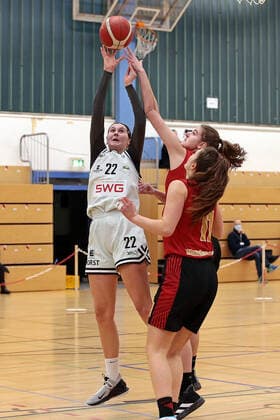 13.02.2021, xovx, Basketball Damen, DBBL, 2. Bundesliga Nord, Bender Baskets Grünberg - RheinLand Lions v.l. Paula Kohl (Bender Baskets Gruenberg), Rowena Jongeling (Rheinland Lions), Alexa Hans (Rheinland Lions) Grünberg Sporthalle Theo-Koch-Schule Hessen Deutschland (DE)