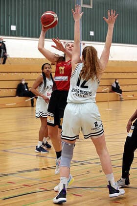 13.02.2021, xovx, Basketball Damen, DBBL, 2. Bundesliga Nord, Bender Baskets Grünberg - RheinLand Lions v.l. Deijah Blanks (Bender Baskets Gruenberg), Rowena Jongeling (Rheinland Lions), Carlice Poelstra (Bender Baskets Gruenberg) Grünberg Sporthalle Theo-Koch-Schule Hessen Deutschland (DE)
