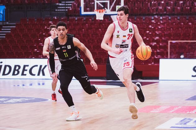 ProA: 21. Spieltag - Artland Dragons vs. TEAM EHINGEN URSPRING, 13.02.2021 Ferenc Gille (TEAM EHINGEN URSPRING, 11), Jacob Knauf (Artland Dragons, 25); ProA: 21. Spieltag - Artland Dragons vs. TEAM EHINGEN URSPRING am 13.02.2021 in Quakenbrueck (Artland Arena), Germany, Copyright: xBEAUTIFULxSPORTS Neddermannx