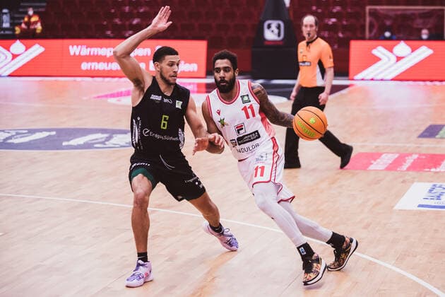 ProA: 21. Spieltag - Artland Dragons vs. TEAM EHINGEN URSPRING, 13.02.2021 Kameron James Haynes Hankerson (TEAM EHINGEN URSPRING, 6), Gerel David Simmons (Artland Dragons, 11); ProA: 21. Spieltag - Artland Dragons vs. TEAM EHINGEN URSPRING am 13.02.2021 in Quakenbrueck (Artland Arena), Germany, Copyright: xBEAUTIFULxSPORTS Neddermannx