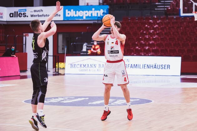 ProA: 21. Spieltag - Artland Dragons vs. TEAM EHINGEN URSPRING, 13.02.2021 Franklyn Aunitz (TEAM EHINGEN URSPRING, 21), Thorben Doeding (Artland Dragons, 4); ProA: 21. Spieltag - Artland Dragons vs. TEAM EHINGEN URSPRING am 13.02.2021 in Quakenbrueck (Artland Arena), Germany, Copyright: xBEAUTIFULxSPORTS Neddermannx