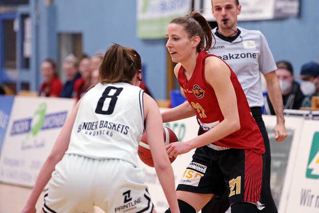 13.02.2021, xovx, Basketball Damen, DBBL, 2. Bundesliga Nord, Bender Baskets Grünberg - RheinLand Lions v.l. Elisa Mevius (Bender Baskets Gruenberg), Eva Rupnik (Rheinland Lions) Grünberg Sporthalle Theo-Koch-Schule Hessen Deutschland (DE)