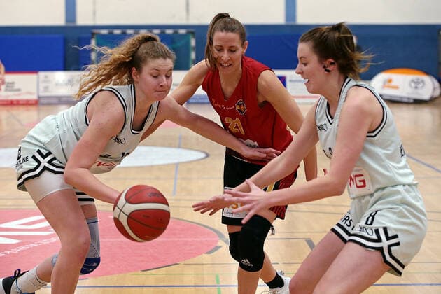 13.02.2021, xovx, Basketball Damen, DBBL, 2. Bundesliga Nord, Bender Baskets Grünberg - RheinLand Lions v.l. Carlice Poelstra (Bender Baskets Gruenberg), Eva Rupnik (Rheinland Lions), Elisa Mevius (Bender Baskets Gruenberg) Grünberg Sporthalle Theo-Koch-Schule Hessen Deutschland (DE)