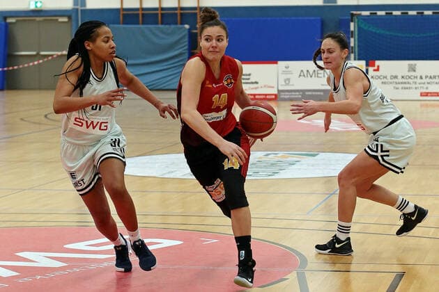 13.02.2021, xovx, Basketball Damen, DBBL, 2. Bundesliga Nord, Bender Baskets Grünberg - RheinLand Lions v.l. Deijah Blanks (Bender Baskets Gruenberg), Kimberly Pohlmann (Rheinland Lions), Isabell Meinhart (Bender Baskets Gruenberg) Grünberg Sporthalle Theo-Koch-Schule Hessen Deutschland (DE)