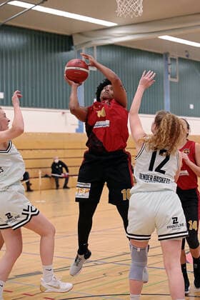 13.02.2021, xovx, Basketball Damen, DBBL, 2. Bundesliga Nord, Bender Baskets Grünberg - RheinLand Lions v.l. Elisa Mevius (Bender Baskets Gruenberg), Brianna Lee Rollerson (Rheinland Lions), Carlice Poelstra (Bender Baskets Gruenberg), Kimberly Pohlmann (Rheinland Lions) Grünberg Sporthalle Theo-Koch-Schule Hessen Deutschland (DE)