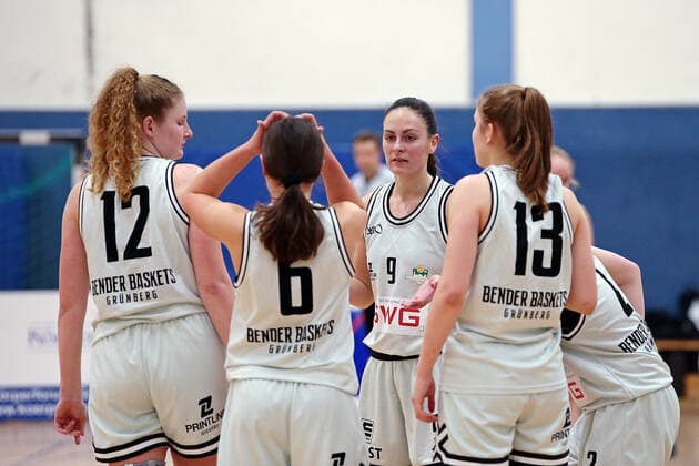13.02.2021, xovx, Basketball Damen, DBBL, 2. Bundesliga Nord, Bender Baskets Grünberg - RheinLand Lions v.l. Carlice Poelstra (Bender Baskets Gruenberg), Nina Horvath (Bender Baskets Gruenberg), Isabell Meinhart (Bender Baskets Gruenberg), Lynn Villwock (Bender Baskets Gruenberg), Cora Horvath (Bender Baskets Gruenberg) Grünberg Sporthalle Theo-Koch-Schule Hessen Deutschland (DE)