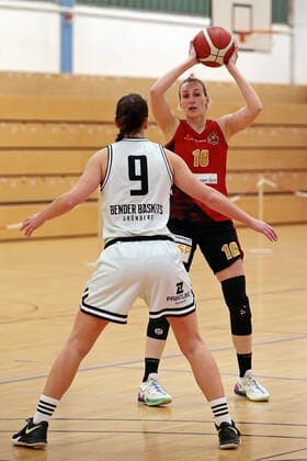 13.02.2021, xovx, Basketball Damen, DBBL, 2. Bundesliga Nord, Bender Baskets Grünberg - RheinLand Lions v.l. Isabell Meinhart (Bender Baskets Gruenberg), Birte Thimm (Rheinland Lions) Grünberg Sporthalle Theo-Koch-Schule Hessen Deutschland (DE)