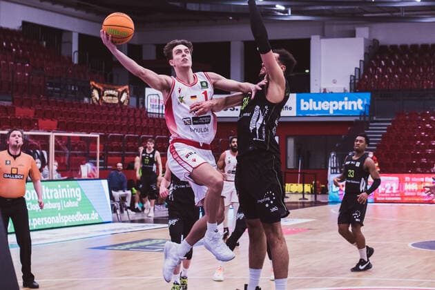 ProA: 21. Spieltag - Artland Dragons vs. TEAM EHINGEN URSPRING, 13.02.2021 Zachary Christopher Ensminger (Artland Dragons, 1), Akim-Jamal Jonah (TEAM EHINGEN URSPRING, 34); ProA: 21. Spieltag - Artland Dragons vs. TEAM EHINGEN URSPRING am 13.02.2021 in Quakenbrueck (Artland Arena), Germany, Copyright: xBEAUTIFULxSPORTS Neddermannx