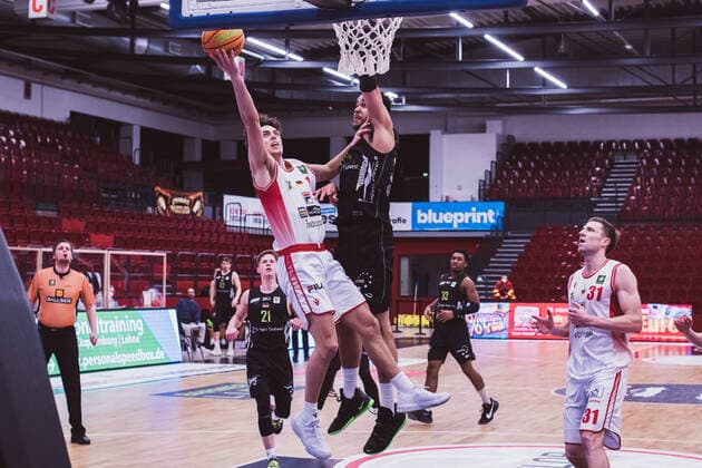 ProA: 21. Spieltag - Artland Dragons vs. TEAM EHINGEN URSPRING, 13.02.2021 Zachary Christopher Ensminger (Artland Dragons, 1), Akim-Jamal Jonah (TEAM EHINGEN URSPRING, 34); ProA: 21. Spieltag - Artland Dragons vs. TEAM EHINGEN URSPRING am 13.02.2021 in Quakenbrueck (Artland Arena), Germany, Copyright: xBEAUTIFULxSPORTS Neddermannx