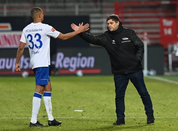 Fussball, Herren, Saison 2020 2021, 1. Bundesliga (21. Spieltag), 1. FC Union Berlin - FC Schalke 04 (0:0), v. l. Malick Thiaw (FC Schalke 04), Geschäftsführer Oliver Ruhnert (1. FC Union Berlin) nach Abpfiff, 13.02. 2021, *** Football, men, 2020 2021 season, 1 Bundesliga 21 matchday , 1 FC Union Berlin FC Schalke 04 0 0 , v l Malick Thiaw FC Schalke 04 , managing director sport Oliver Ruhnert 1 FC Union Berlin after final whistle, 13 02 2021, Copyright: xMatthiasxKochx