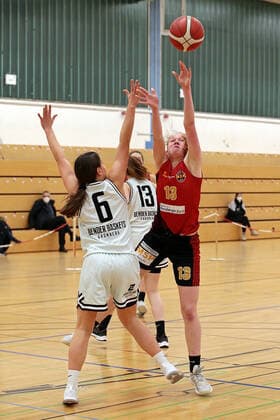 13.02.2021, xovx, Basketball Damen, DBBL, 2. Bundesliga Nord, Bender Baskets Grünberg - RheinLand Lions v.l. Nina Horvath (Bender Baskets Gruenberg), Lynn Villwock (Bender Baskets Gruenberg), Greta Kröger (Rheinland Lions) Grünberg Sporthalle Theo-Koch-Schule Hessen Deutschland (DE)