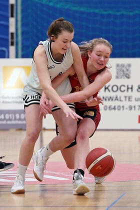 13.02.2021, xovx, Basketball Damen, DBBL, 2. Bundesliga Nord, Bender Baskets Grünberg - RheinLand Lions v.l. Elisa Mevius (Bender Baskets Gruenberg), Greta Kröger (Rheinland Lions) Grünberg Sporthalle Theo-Koch-Schule Hessen Deutschland (DE)