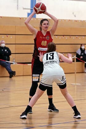 13.02.2021, xovx, Basketball Damen, DBBL, 2. Bundesliga Nord, Bender Baskets Grünberg - RheinLand Lions v.l. Romy Bär (Rheinland Lions), Lynn Villwock (Bender Baskets Gruenberg) Grünberg Sporthalle Theo-Koch-Schule Hessen Deutschland (DE)