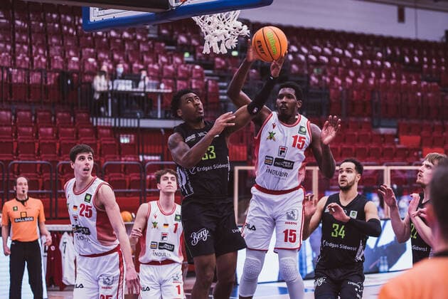 ProA: 21. Spieltag - Artland Dragons vs. TEAM EHINGEN URSPRING, 13.02.2021 De Quan Abrom (TEAM EHINGEN URSPRING, 33), Quadir Hassan Welton (Artland Dragons, 15); ProA: 21. Spieltag - Artland Dragons vs. TEAM EHINGEN URSPRING am 13.02.2021 in Quakenbrueck (Artland Arena), Germany, Copyright: xBEAUTIFULxSPORTS Neddermannx