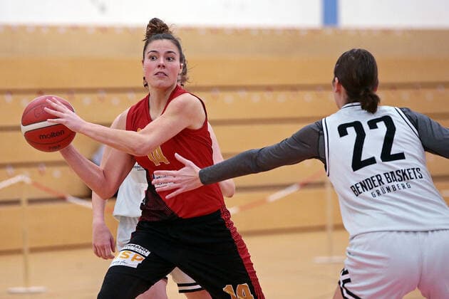 13.02.2021, xovx, Basketball Damen, DBBL, 2. Bundesliga Nord, Bender Baskets Grünberg - RheinLand Lions v.l. Elisa Mevius (Bender Baskets Gruenberg), Kimberly Pohlmann (Rheinland Lions), Paula Kohl (Bender Baskets Gruenberg) Grünberg Sporthalle Theo-Koch-Schule Hessen Deutschland (DE)