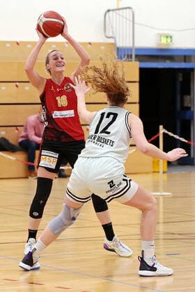 13.02.2021, xovx, Basketball Damen, DBBL, 2. Bundesliga Nord, Bender Baskets Grünberg - RheinLand Lions v.l. Birte Thimm (Rheinland Lions), Carlice Poelstra (Bender Baskets Gruenberg) Grünberg Sporthalle Theo-Koch-Schule Hessen Deutschland (DE)