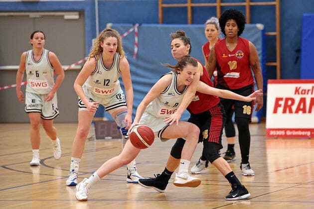 13.02.2021, xovx, Basketball Damen, DBBL, 2. Bundesliga Nord, Bender Baskets Grünberg - RheinLand Lions v.l. Nina Horvath (Bender Baskets Gruenberg), Carlice Poelstra (Bender Baskets Gruenberg), Elisa Mevius (Bender Baskets Gruenberg), Kimberly Pohlmann (Rheinland Lions), Lisa Arz (Rheinland Lions), Brianna Lee Rollerson (Rheinland Lions) Grünberg Sporthalle Theo-Koch-Schule Hessen Deutschland (DE)