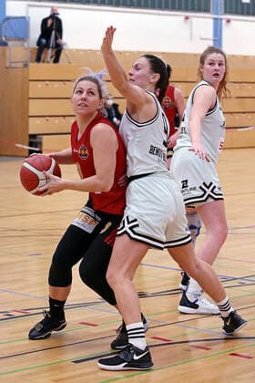 13.02.2021, xovx, Basketball Damen, DBBL, 2. Bundesliga Nord, Bender Baskets Grünberg - RheinLand Lions v.l. Lisa Arz (Rheinland Lions), Isabell Meinhart (Bender Baskets Gruenberg), Carlice Poelstra (Bender Baskets Gruenberg) Grünberg Sporthalle Theo-Koch-Schule Hessen Deutschland (DE)