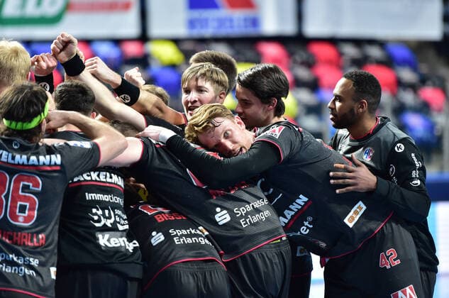 Bilder des Jahres 2021, Sport 02 Februar Sport Themen der Woche KW06 13.02.2021 - Handball - 1. Bundesliga LIQUI MOLY HBL - Saison 2020 2021 - 18. Spieltag: HC Erlangen Metropolregion Nürnberg HCE - Füchse Berlin - OGo - Jubelkreis Mannschaft Team nach Spielende *** 13 02 2021 Handball 1 Bundesliga LIQUI MOLY HBL Season 2020 2021 18 Matchday HC Erlangen Metropolregion Nürnberg HCE Füchse Berlin OGo Cheering circle Team Team after end of match