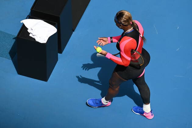 TENNIS AUSTRALIAN OPEN, Serena Williams of the United States walks back after stumbling on court during her fourth Round Women s singles match against Aryna Sabalenka of Belarus on Day 7 of the Australian Open at Melbourne Park in Melbourne, Sunday, February 14, 2021. ( NO ARCHIVING, EDITORIAL USE ONLY, NO USE IN BOOKS WITHOUT CONSENT MELBOURNE VIC AUSTRALIA  Copyright: xDEANxLEWINSx 20210214001520480040