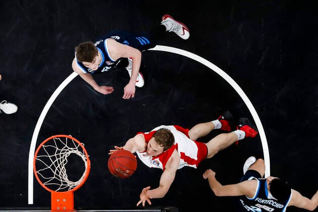 mitte Christian Sengfelder (Brose Bamberg, 43) links Ben Lammers (Alba Berlin, 50) rechts Simone Fontecchio (Alba Berlin, 20) Brose Bamberg - Alba Berlin - easyCredit-BBL - Basketball Bundesliga - Basketball Saison 2020 21 - 19. Spieltag, 14.02.2021 Bamberg, Brose Arena ASV-Autoren-Nummer: 4026335 Copyright: DanielxLöb