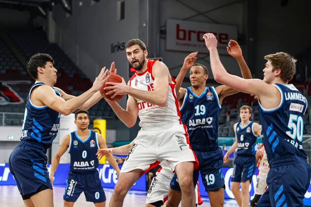 Mitte Christian Sengfelder (Brose Bamberg, 43) links Simone Fontecchio (Alba Berlin, 20) 2.v. rechts Louis Olinde (Alba Berlin, 19) rechts Ben Lammers (Alba Berlin, 50) Brose Bamberg - Alba Berlin - easyCredit-BBL - Basketball Bundesliga - Basketball Saison 2020 21 - 19. Spieltag, 14.02.2021 Bamberg, Brose Arena ASV-Autoren-Nummer: 4026335 Copyright: DanielxLöb