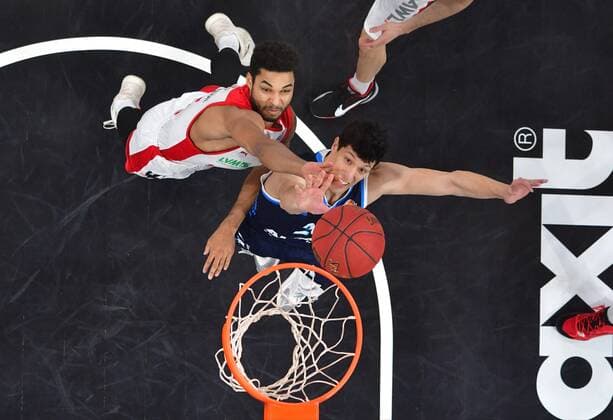 BAMBERG 14.02.2021 --- Basketball ---- easycredit 1. Basketball Bundesliga ---- 19. Spieltag: Brose Bamberg vs Alba Berlin --- Simone Fontecchio (20, Alba Berlin) wirft gegen Kenneth Ogbe (25, Brose Bamberg) --- Foto: Hans-Martin Issler isslerimages ---- Brose Bamberg vs Alba Berlin