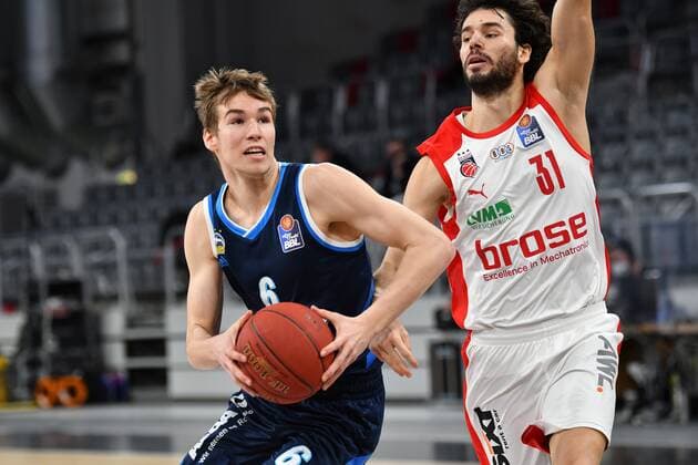 BAMBERG 14.02.2021 --- Basketball ---- easycredit 1. Basketball Bundesliga ---- 19. Spieltag: Brose Bamberg vs Alba Berlin --- Malte Delow (6, Alba Berlin) zieht zum Korb gegen Michele Vitali (31, Brose Bamberg) --- Foto: Hans-Martin Issler isslerimages ---- Brose Bamberg vs Alba Berlin