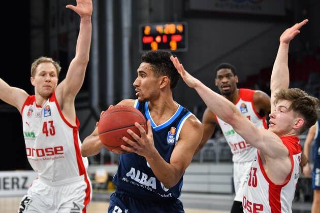 BAMBERG 14.02.2021 --- Basketball ---- easycredit 1. Basketball Bundesliga ---- 19. Spieltag: Brose Bamberg vs Alba Berlin --- Maodo Lo (0, Alba Berlin) gegen Bennet Hundt (33, Brose Bamberg) und Christian Sengfelder (43, Brose Bamberg) --- Foto: Hans-Martin Issler isslerimages ---- Brose Bamberg vs Alba Berlin
