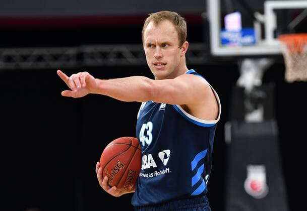 BAMBERG 14.02.2021 --- Basketball ---- easycredit 1. Basketball Bundesliga ---- 19. Spieltag: Brose Bamberg vs Alba Berlin --- Luke Sikma (43, Alba Berlin) gibt Anweisung --- Foto: Hans-Martin Issler isslerimages ---- Brose Bamberg vs Alba Berlin