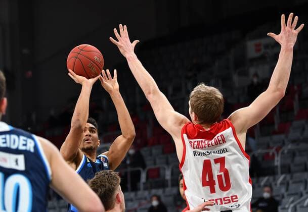 BAMBERG 14.02.2021 --- Basketball ---- easycredit 1. Basketball Bundesliga ---- 19. Spieltag: Brose Bamberg vs Alba Berlin --- Maodo Lo (0, Alba Berlin) wirft gegen Christian Sengfelder (43, Brose Bamberg) --- Foto: Hans-Martin Issler isslerimages ---- Brose Bamberg vs Alba Berlin