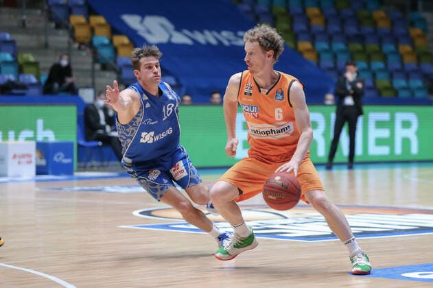 Basketball Bundesliga,Fraport Skyliners - ratiopharm Ulm,2021.02.14,GER, im Rahon Joe,(Fraport Skyliners, 18),Guenther Per,(ratiopharm Ulm, 6), ,Eibner-Pressefoto Uli Scherbaum Fraport Skyliners - ratiopharm Ulm Frankfurt Copyright: xEibner-Pressefoto UlrichxScherbaumx EP_usm