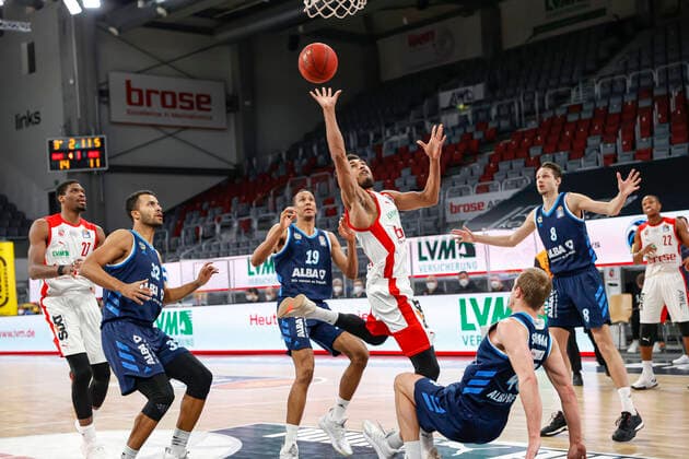 MItte Kenneth Ogbe (Brose Bamberg, 25) vl Johannes Thiemann (Alba Berlin, 32) Louis Olinde (Alba Berlin, 19) Luke Sigma (Alba Berlin, 43) Marcus Eriksson (Alba Berlin, 08) Brose Bamberg - Alba Berlin - easyCredit-BBL - Basketball Bundesliga - Basketball Saison 2020 21 - 19. Spieltag, 14.02.2021 Bamberg, Brose Arena ASV-Autoren-Nummer: 4026335 Copyright: DanielxLöb
