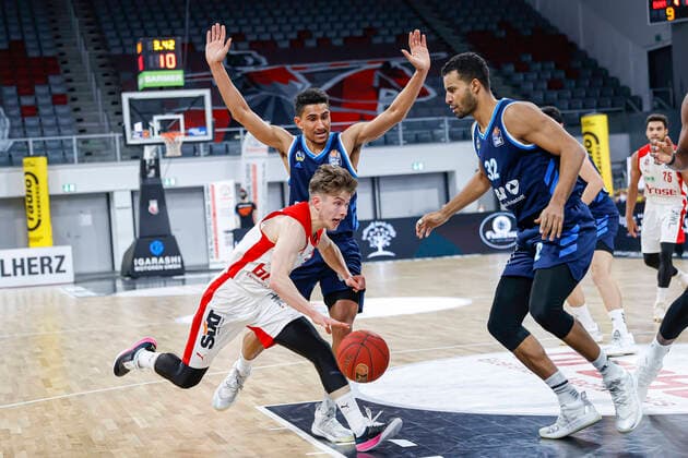 vorne links Bennet Hundt (Brose Bamberg, 33) hinten Maodo Lo (Alba Berlin, 00) rechts Johannes Thiemann (Alba Berlin, 32) Brose Bamberg - Alba Berlin - easyCredit-BBL - Basketball Bundesliga - Basketball Saison 2020 21 - 19. Spieltag, 14.02.2021 Bamberg, Brose Arena ASV-Autoren-Nummer: 4026335 Copyright: DanielxLöb