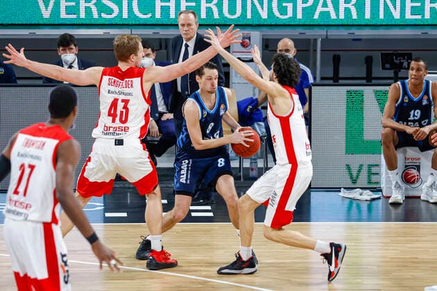 Mitte Marcus Eriksson (Alba Berlin, 08) links Christian Sengfelder (Brose Bamberg, 43) rechts Michele Vitali (Brose Bamberg, 31) Brose Bamberg - Alba Berlin - easyCredit-BBL - Basketball Bundesliga - Basketball Saison 2020 21 - 19. Spieltag, 14.02.2021 Bamberg, Brose Arena ASV-Autoren-Nummer: 4026335 Copyright: DanielxLöb