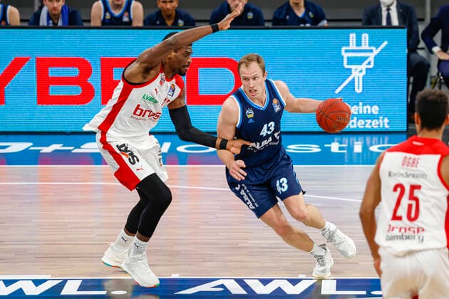 rechts Luke Sigma (Alba Berlin, 43) links Shevon Thompson (Brose Bamberg, 27) Brose Bamberg - Alba Berlin - easyCredit-BBL - Basketball Bundesliga - Basketball Saison 2020 21 - 19. Spieltag, 14.02.2021 Bamberg, Brose Arena ASV-Autoren-Nummer: 4026335 Copyright: DanielxLöb