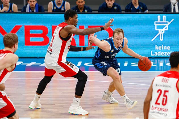 rechts Luke Sigma (Alba Berlin, 43) links Shevon Thompson (Brose Bamberg, 27) Brose Bamberg - Alba Berlin - easyCredit-BBL - Basketball Bundesliga - Basketball Saison 2020 21 - 19. Spieltag, 14.02.2021 Bamberg, Brose Arena ASV-Autoren-Nummer: 4026335 Copyright: DanielxLöb