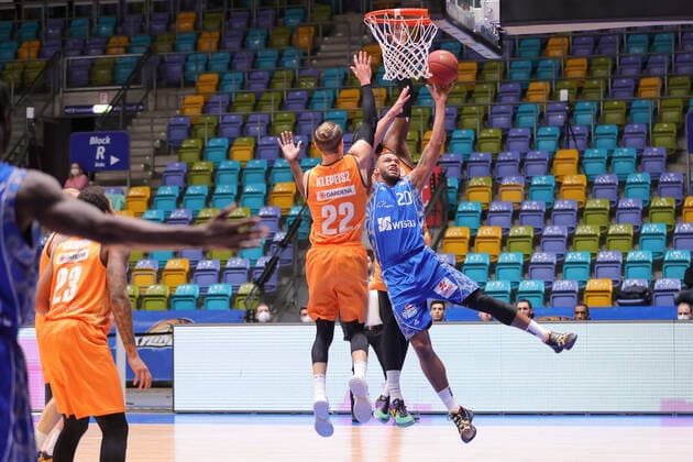 Fraport Skyliners - ratiopharm Ulm, easyCredit BBL Akrobatischer Korbleger von Rasheed Moore (Fraport Skyliners, 20) gegen Thomas Klepeisz (Ulm, 22). Basketball-Spiel der easyCredit BBL zwischen den Fraport Skyliners und ratiopharm Ulm am 14. Februar 2021 in der Fraport-Arena in Frankfurt am Main., Frankfurt am Main Hessen Deutschland Fraport-Arena