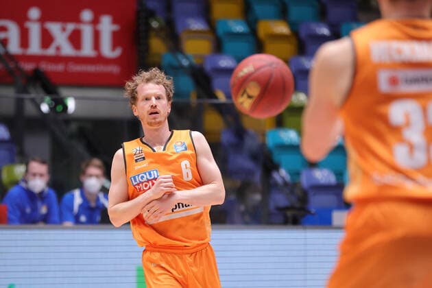 Fraport Skyliners - ratiopharm Ulm, easyCredit BBL Per Guenther (Ulm, 6) passt zu einem Mitspieler. Basketball-Spiel der easyCredit BBL zwischen den Fraport Skyliners und ratiopharm Ulm am 14. Februar 2021 in der Fraport-Arena in Frankfurt am Main., Frankfurt am Main Hessen Deutschland Fraport-Arena