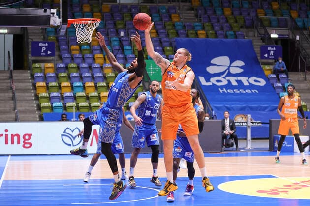 Fraport Skyliners - ratiopharm Ulm, easyCredit BBL Dylan Osetkowski (Ulm, 21) kommt gegen Kamari Murphy (Fraport Skyliners, 21) zum Korb. Basketball-Spiel der easyCredit BBL zwischen den Fraport Skyliners und ratiopharm Ulm am 14. Februar 2021 in der Fraport-Arena in Frankfurt am Main., Frankfurt am Main Hessen Deutschland Fraport-Arena